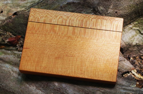 木製品「国産サクラ材の名刺入れ」の写真